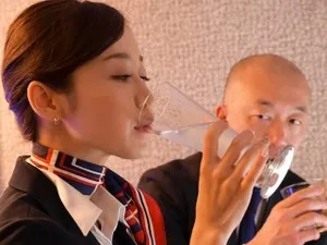 Cô gái dễ thương vừa mới xuống biển! Vú trắng và mềm mại cùng cái lồn béo tuyệt vời nhất! Cận cảnh âm hộ, mặc tất đen