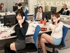 Em nhân viên nghịch ngợm gạ xoạc anh quản lý ngây thơ khi đi công tác
